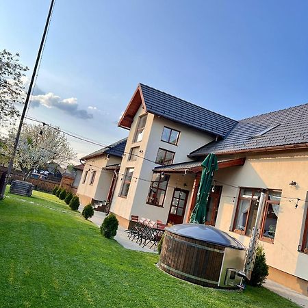 Famives Vendeghaz Bed & Breakfast Racu Exterior photo