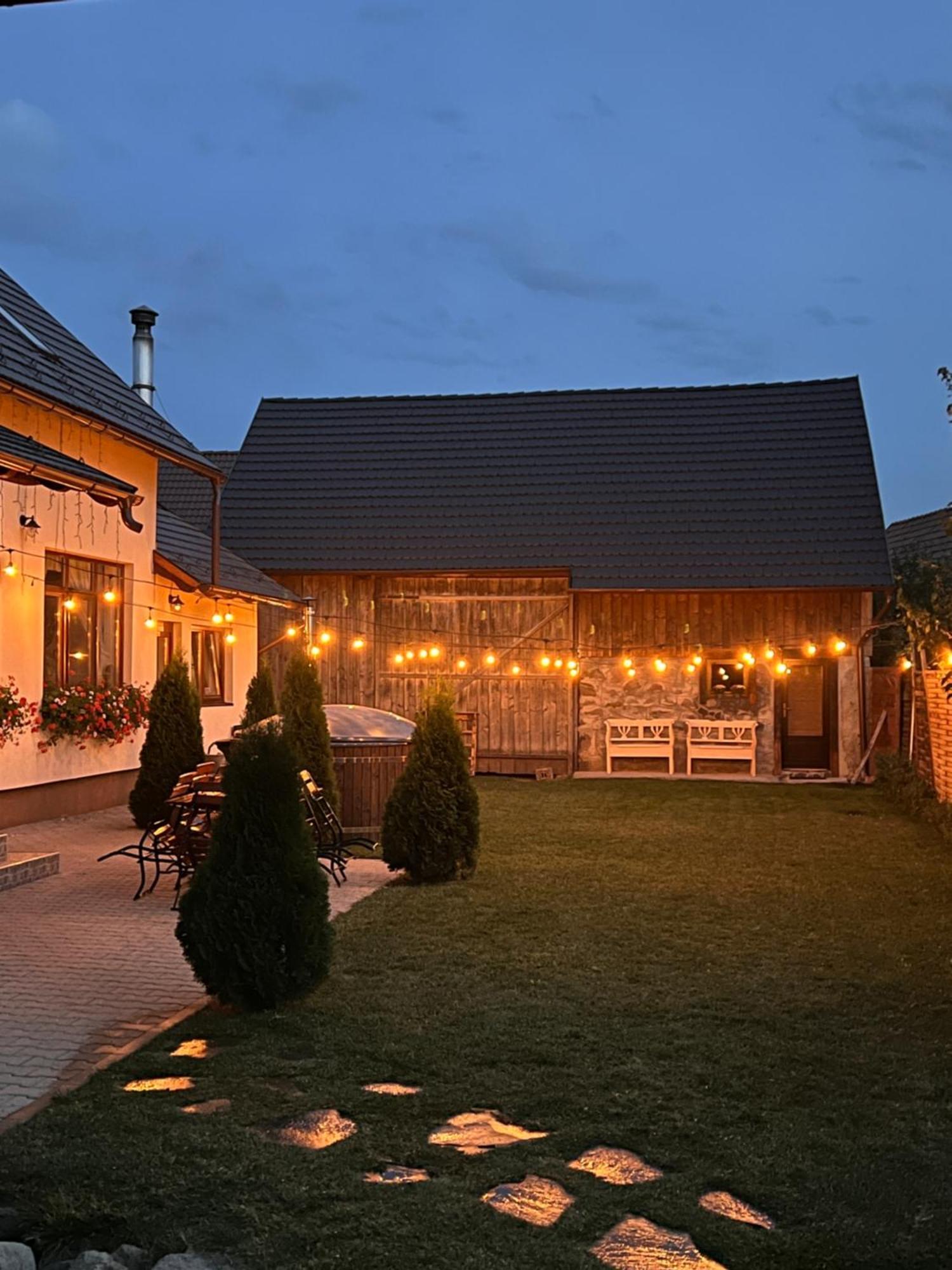 Famives Vendeghaz Bed & Breakfast Racu Exterior photo