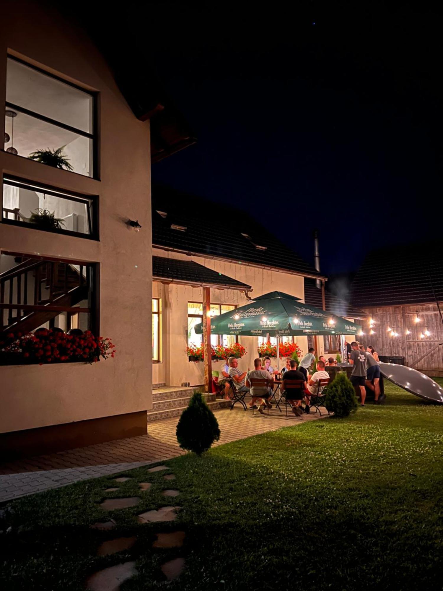 Famives Vendeghaz Bed & Breakfast Racu Exterior photo
