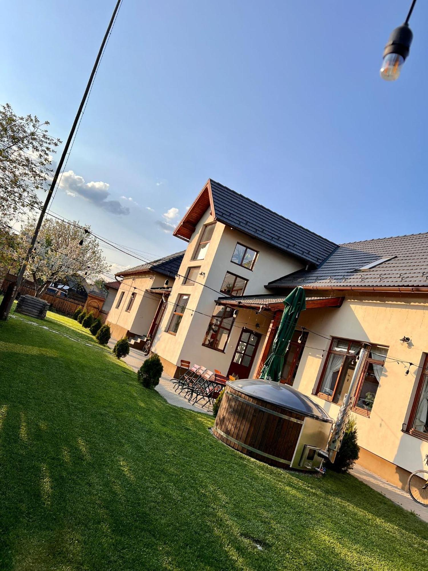 Famives Vendeghaz Bed & Breakfast Racu Exterior photo